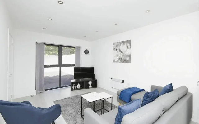 Modern 2 Bedroom House With Free Gated Parking