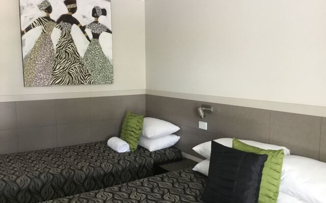 Golden Palms Motor Inn