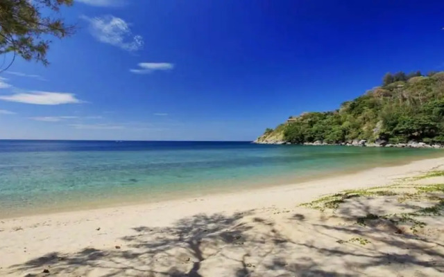 Villa Chelay - Luxury Waterfront Villa