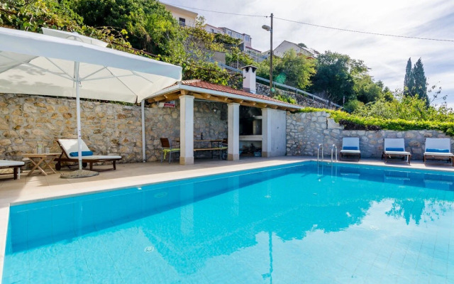 Villa Art Gallery - Six Bedroom Villa with Terrace and Swimming Pool