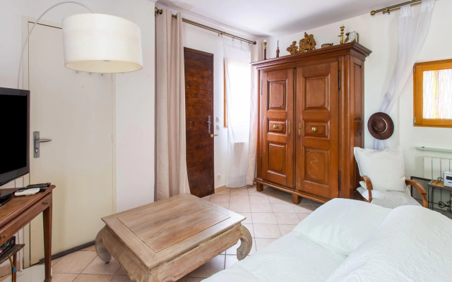 Tranquil holiday home in Cébazan with private pool
