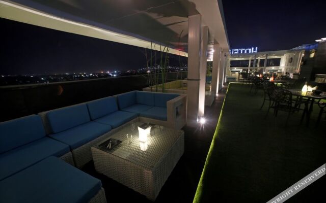 Xenious LN Courtyard Hotel