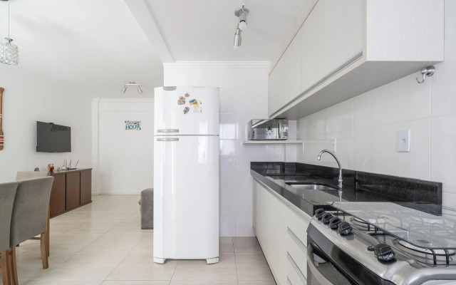 Apto 2Q c/ churrasq. no centro - Bombinhas CAA103