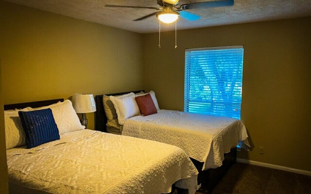 4Bdrm 3.5Bath 8Beds - Pool House