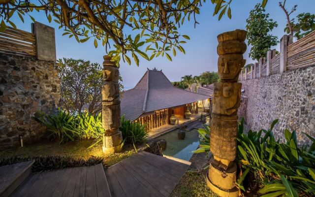 Palatial Wooden Villa, 4br, Lovina