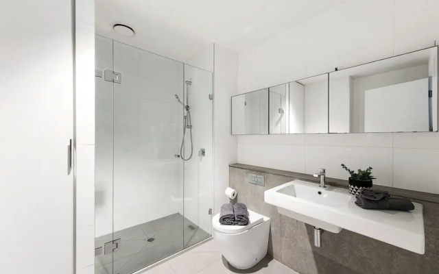 A Stylish Apt for 4 Near Queen Victoria Market – Bathroom – Melbourne