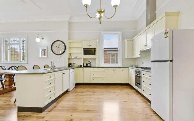 Kilarra House - Heritage Home on Byng St Sleeps 10 – Kitchen – Orange