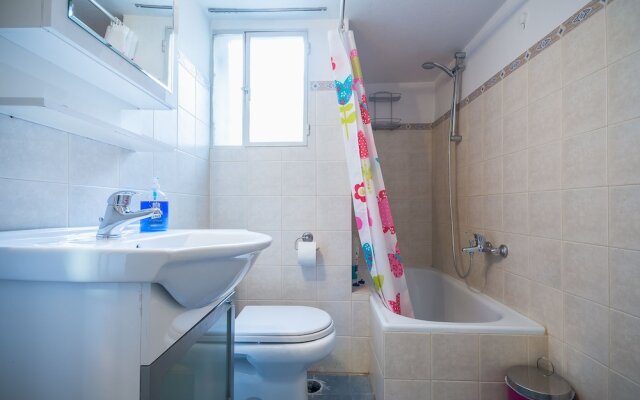 Comfortable Central Athens Flat  by Cloudkeys