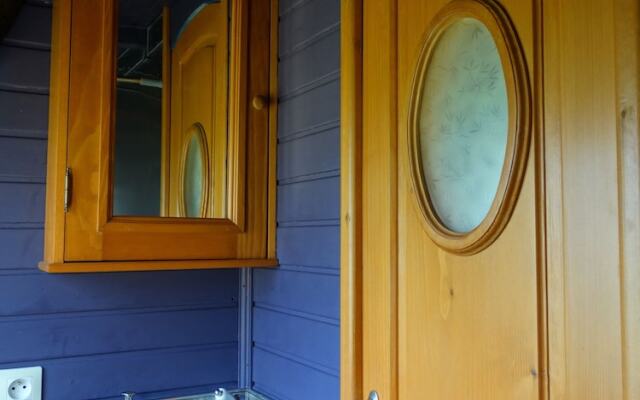 Une roulotte et des chevaux