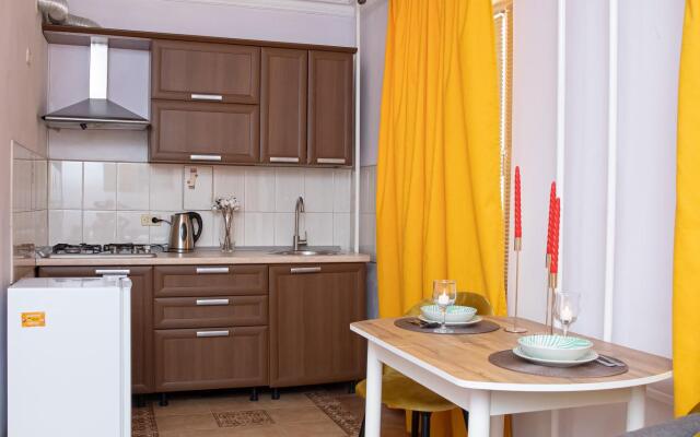 Bon voyage на улице Ирчи Казака