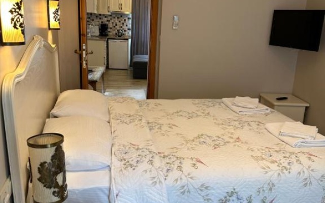 Three Palms Suites