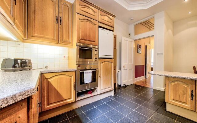 Intriguing 4-bedroom Main Door Apt Near Old Town