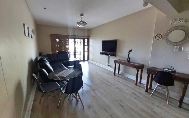 Whale Rock, Modern Beachfront Apartment