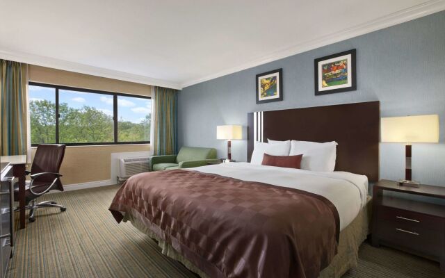 Holiday Inn Long Island-Islip Arpt East by IHG