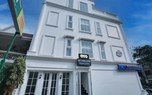 OYO Flagship 80590 Sky White House