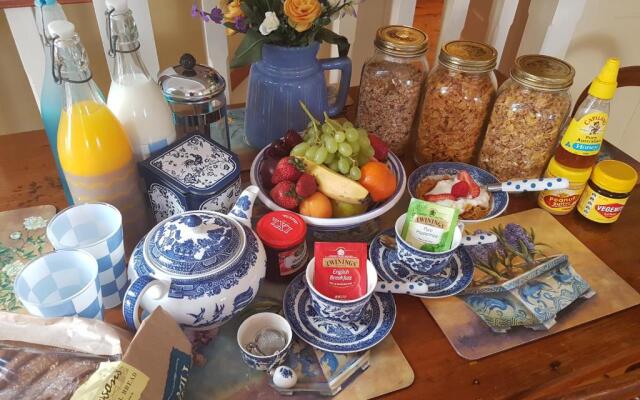 Water Bay Villa Bed and Breakfast