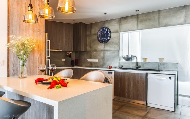 Levanco City Sea Business Suite