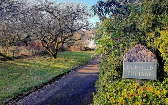 1 Bed Flat - Sleeps 4 - Garden - Parking - Wifi