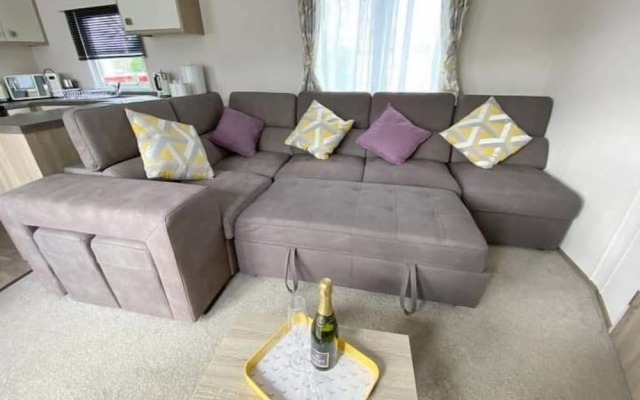 Impeccable 3-bed Cabin in Tattershall, UK