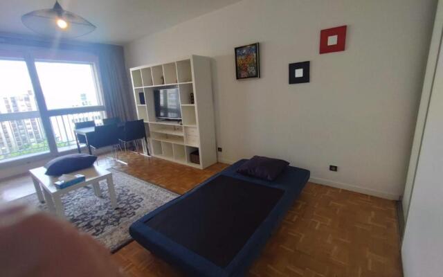 4 min walk to Metro, 60m², renovated, La Défense