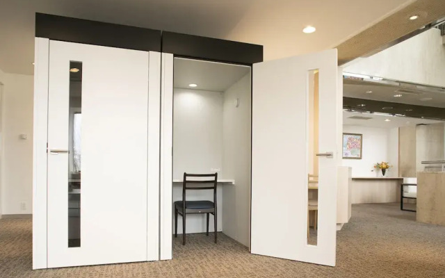 PLAZA EAST CABIN - Caters to men
