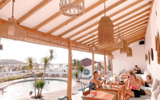 Seaesta Komodo Hotel & Hostel