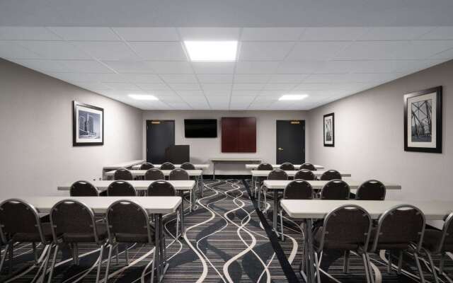 La Quinta Inn & Suites by Wyndham Knoxville East
