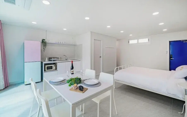 Uni’s Ocean Pool Villa