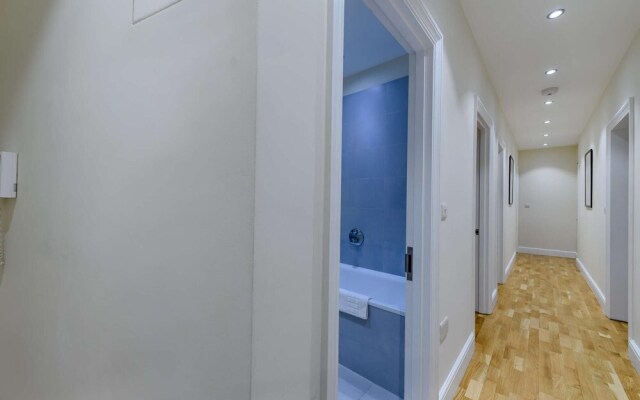 Modern Three Bedroom Apartment in Hammersmith