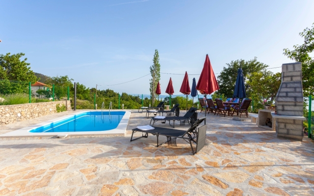 Holiday house Tonci - comfortable & surrounded by nature: Tucepi, Riviera Makarska