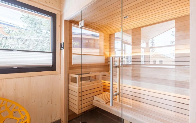 Welcoming Chalet With hot tub