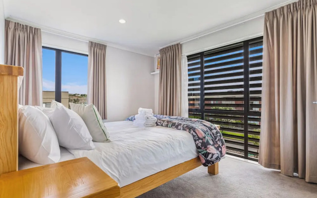 Comfy 4BR Home w/ Mt. Wellington View Zodiak Stays