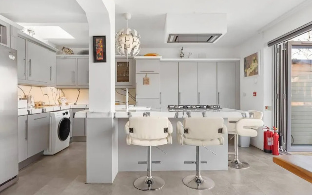 c Bright and Spacious House