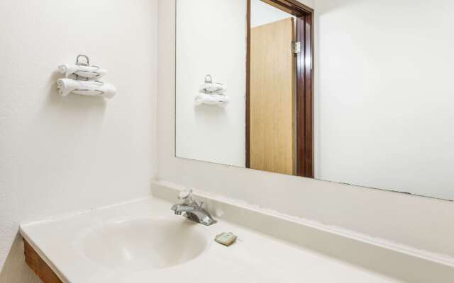 Super 8 by Wyndham Sterling Heights/Detroit Area