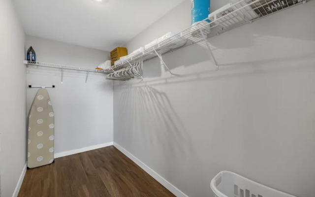 Stylish City-View Condo Pool Access