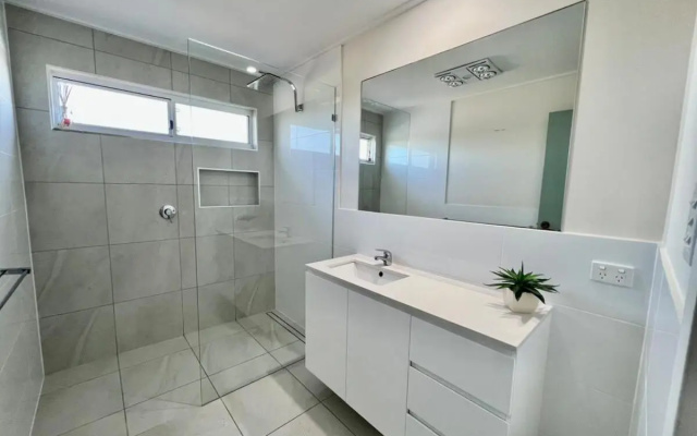 C4 Miles – Bathroom – Robe