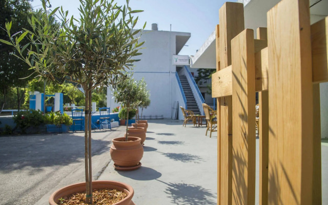 Yannis Yard Studios and Apartments