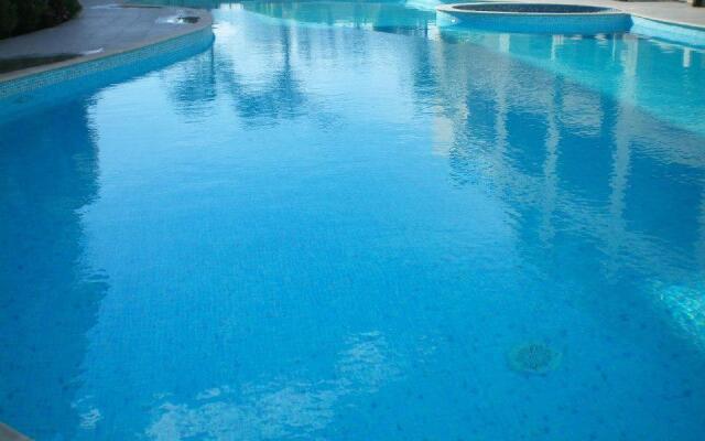 104 Excellent 2 bed apartment with pool view, AC & gym!
