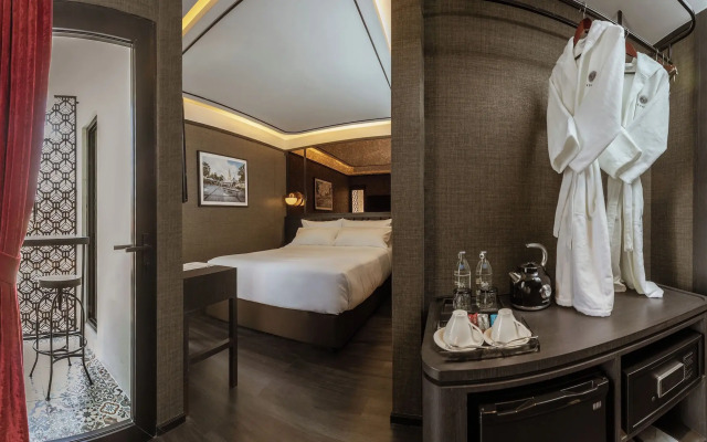 The Gravitique Hotel Khaosan