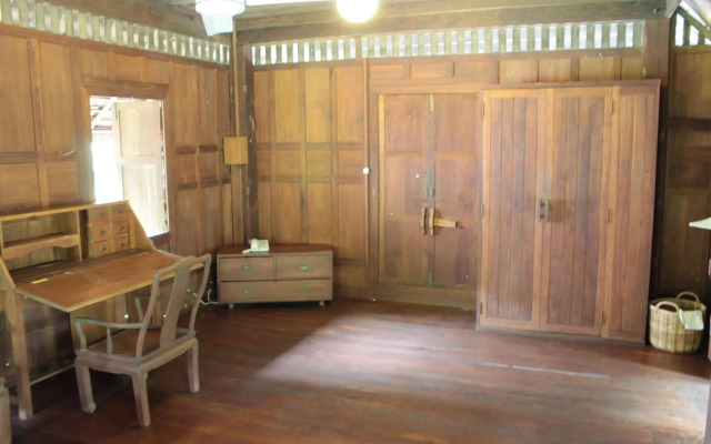 Thai Teak House Garden Homestay