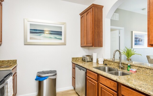 New Vista Cay Lyrica Near Pool Minutes to All Parks and Convention Center