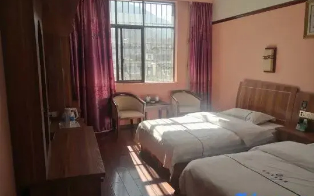 Yulong Changzheng Business Hotel