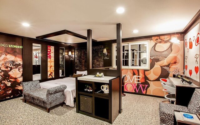 Show Hotel
