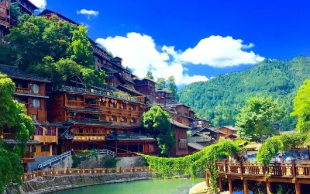 Xijiang Story Resort Hotel (Xijiang Qianhu Miao Village No. 4 Fengyu Bridge Branch)