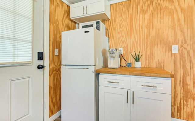 Inviting Beachfront Apartment in Hawk's Nest Beach