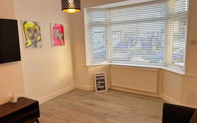 Cool 2 Bed House Hornchurch, Arcade Games, Parking