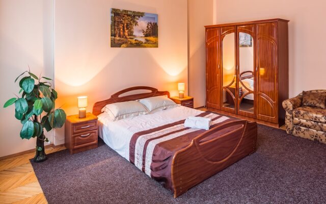 Three rooms in the center on Kulisha