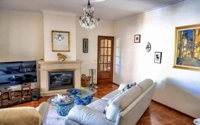 Farmhouse Sleeps 8 With Pool & Horses