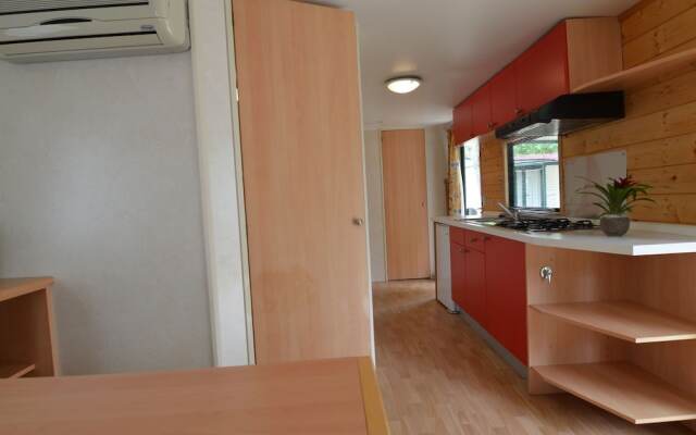 Comfy Chalet with Terrace near Sea