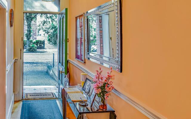 OYO Avenue House